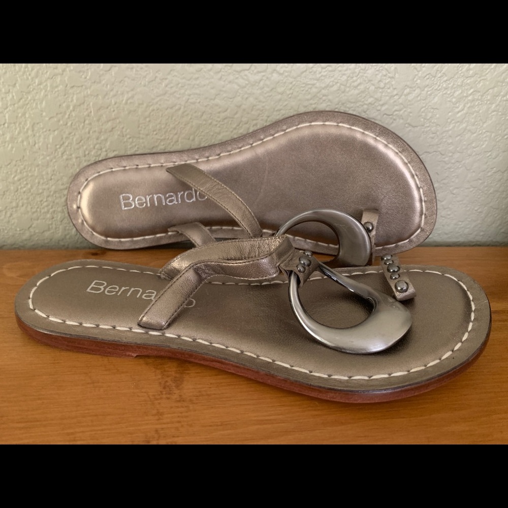 Rare 8M Bernardo Metallic Sandals